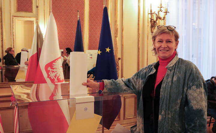  Trwa głosowanie w wyborach parlamentarnych i towarzyszącym im referendum / autor: PAP/ Marcin Cholewiński