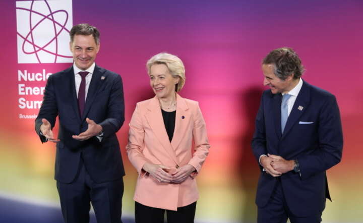 Szfowa Komisji Europejskiej Ursula von der Leyen (C), premier Belgii Alexander De Croo (L) i dyrektor generalny Międzynarodowej Agencji Energii Atomowej (MAEA) Rafael Mariano Grossi (P) / autor: PAP/EPA/OLIVIER HOSLET