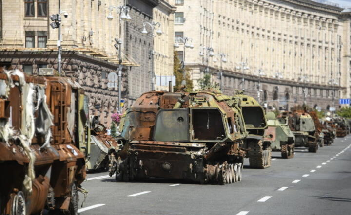 Zniszczony przez ukraińską armię rosyjski sprzęt wojskowy na ulicach Kijowa - pokaz przed Dniem Niepodległości 24 sierpnia / autor: PAP/Vladyslav Musiienko