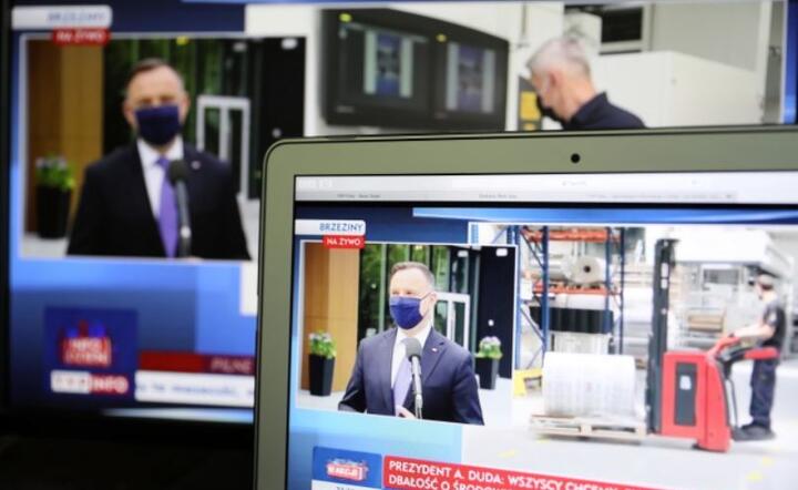 Transmisja wypowiedzi dla mediów prezydenta RP Andrzeja Dudy z Brzezin.  / autor: PAP/Leszek Szymański