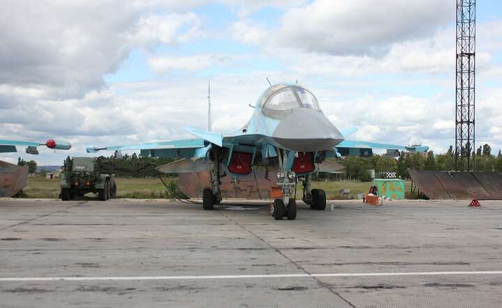 Samolot Su-34 na płycie lotniska / autor: fot. Pixabay/Vladisllava