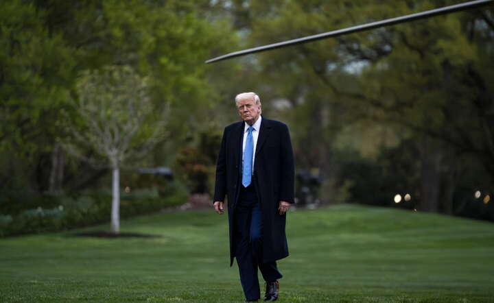 Prezydent Donald Trump w poniedziałek w Białym Domu po powrocie z weekendu na Florydzie / autor: PAP/EPA/BONNIE CASH