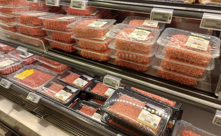 Sieci handlowe wolą położyć na półce tańszy produkt globalny / autor: MK/Fratria