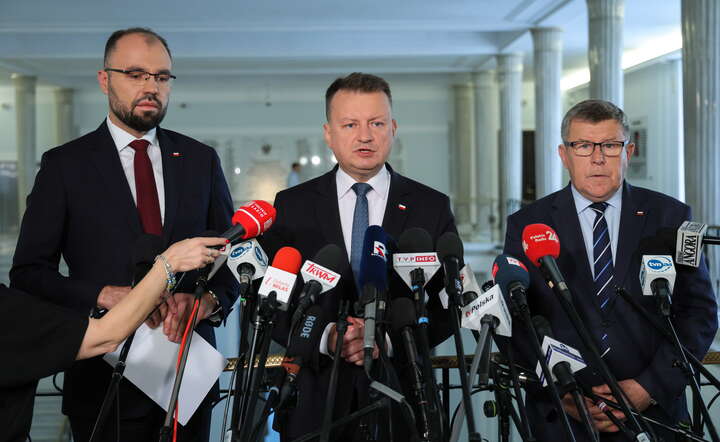 Posłowie PiS: Krzysztof Szczucki, Zbigniew Kuźmiuk i Mariusz Błaszczak na konferencji prasowej w Sejmie w Warszawie / autor: PAP