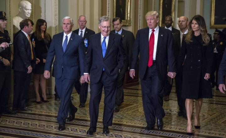 Prezydent Donald Trump spotkał sie na Kapitolu z liderem większości republikańskiej Senatu, fot. PAP/EPA/SHAWN THEW