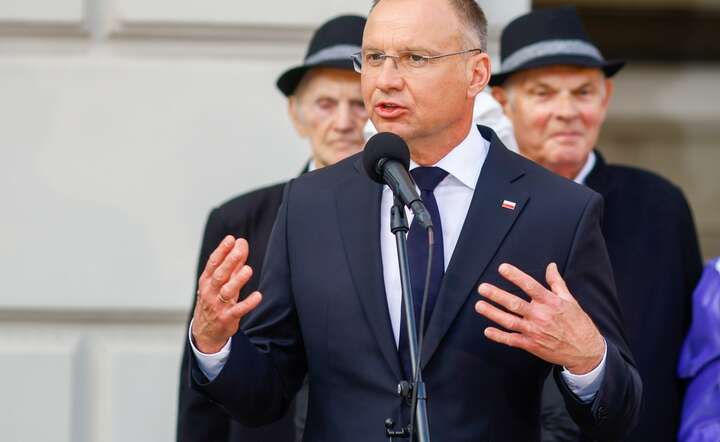 Prezydent RP Andrzej Duda przemawia na spotkaniu z mieszkańcami powiatu kaliskiego na Głównym Rynku w Kaliszu / autor: PAP/Tomasz Wojtasik