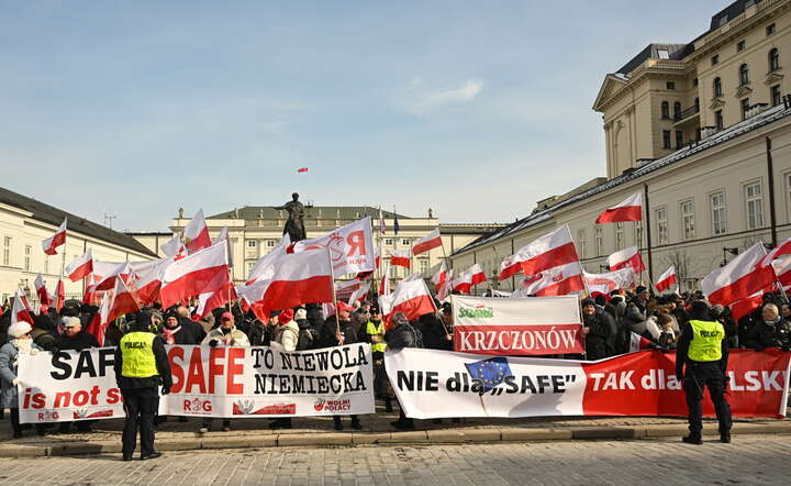 Protest "Nie dla SAFE" przed Pałacem Prezydenckim w Warszawie / autor: PAP/Radek Pietruszka