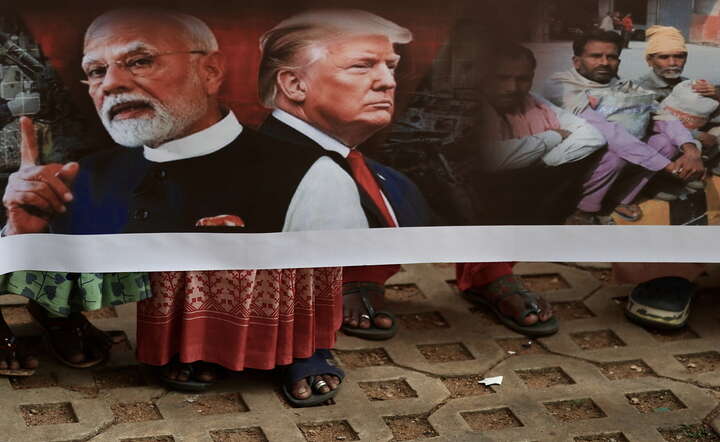 Manifestacja związkowa w Indiach przeciw cłom nałożonym przez USA  / autor: PAP/EPA/JAGADEESH NV