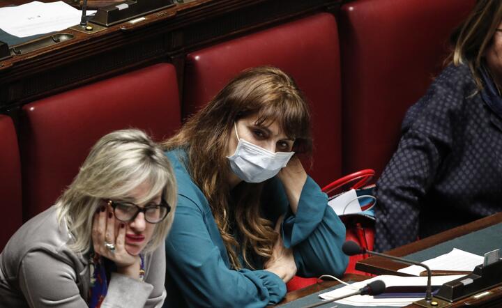 Włoski polityk daje przykład innym / autor: PAP/EPA/GIUSEPPE LAMI