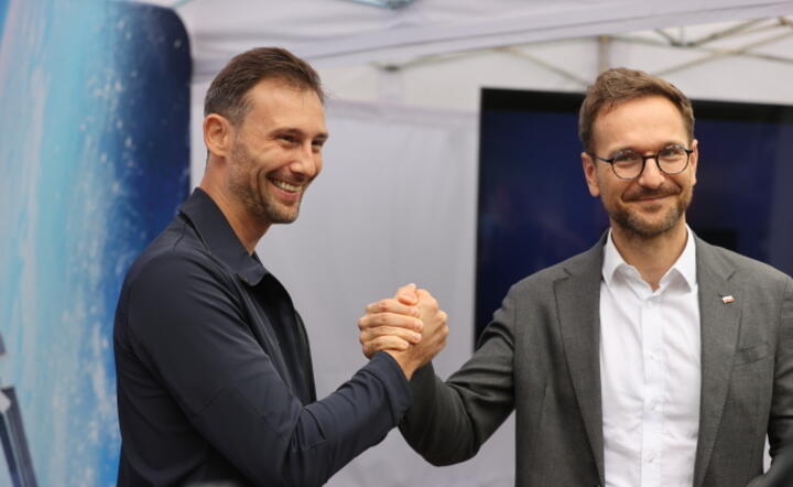 Projektowy astronauta European Space Agency Sławosz Uznański i minister rozwoju i technologii Waldemar Buda podczas pikniku rodzinnego „Stacja Łódź – odkryj kosmos z polskim astronautą” na terenie Łódzkiej Specjalnej Strefy Ekonomicznej w Łodzi, 30 bm / autor: PAP/Marian Zubrzycki
