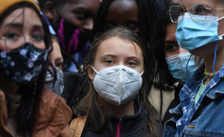 Greta Thunberg (w środku, w maseczce) na proteście klimatycznym w Londynie, 29 października / autor: PAP/ EPA/FACUNDO ARRIZABALAGA