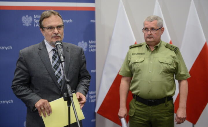Sekretarz stanu w Ministwerstwie Spraw Wewnętrznych i Administracji Jakub Skiba oraz komendant główny Straży Granicznej ppłk Marek Łapiński , podczas konferencji prasowej nt. małego ruchu granicznego w MSWiA w Warszawie, fot. PAP/Jakub Kamiński
