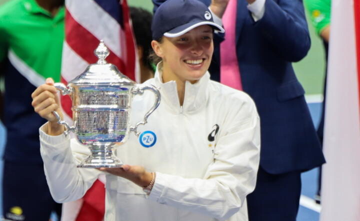 Iga Świątek z pucharem po wygranym finale wielkoszlemowego turnieju tenisowego US Open / autor: PAP/Marcin Cholewiński