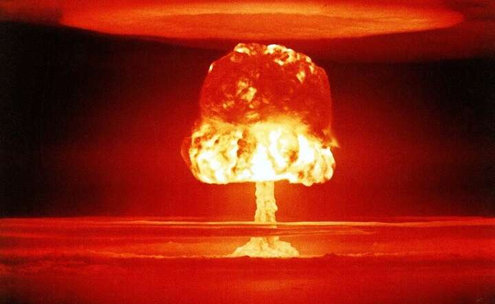 Grzyb formujący się po naziemnym wybuchu bomby atomowej / autor: Pixabay