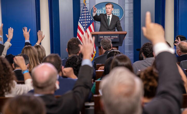 Jake Sullivan podczas konferencji prasowej / autor: PAP/EPA