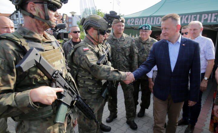 Wicepremier, minister obrony narodowej Mariusz Błaszczak (3P) oraz zastępca dowódcy - szef sztabu 16 Pomorskiej Dywizji Zmechanizowanej gen. bryg. Wojciech Ziółkowski / autor: PAP/Tomasz Waszczuk