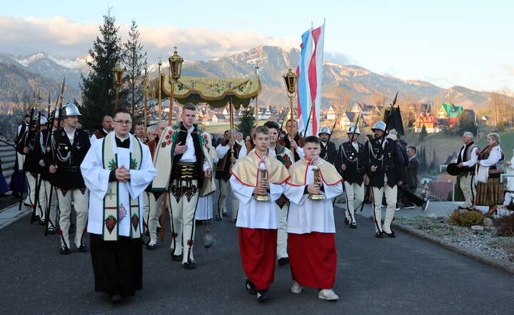 Niedziela Zmartwychwstania Pańskiego. Procesja rezurekcyjna w Sanktuarium Matki Boskiej Objawiającej Cudowny Medalik na Olczy w Zakopanem / autor: PAP/Grzegorz Momot