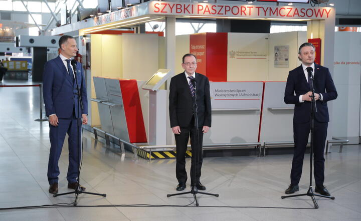 Stanisław Wojtera, prezes PPL, Mariusz Kamiński, szef MSWiA, Bartosz Grodecki, wiceminister MSWiA / autor: PAP