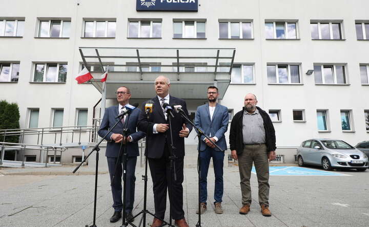Konferencja prasowa przed siedzibą Powiatowej Komendy Policji w Hajnówce / autor: PAP/Artur Reszko