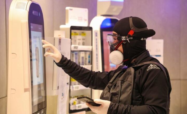 Koronawirus z Wuhan rozprzestrzenia się nie tylko w Chinach.  / autor: PAP/EPA/YUAN ZHENG