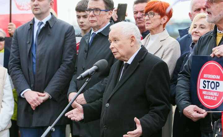 . Prezes PiS Jarosław Kaczyński (C) podczas konferencji prasowej w Słubicach, 29 bm. Obok poseł PiS Marek Ast (C-L) i europosłanka Elżbieta Rafalska (C-P) / autor: PAP/Lech Muszyński