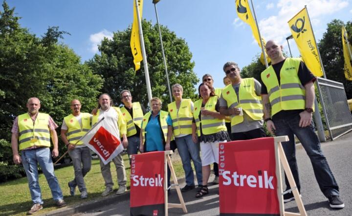 Starjkujący prcownicy Deutsche Post fot. PAP / EPA / HENNING KAISER 