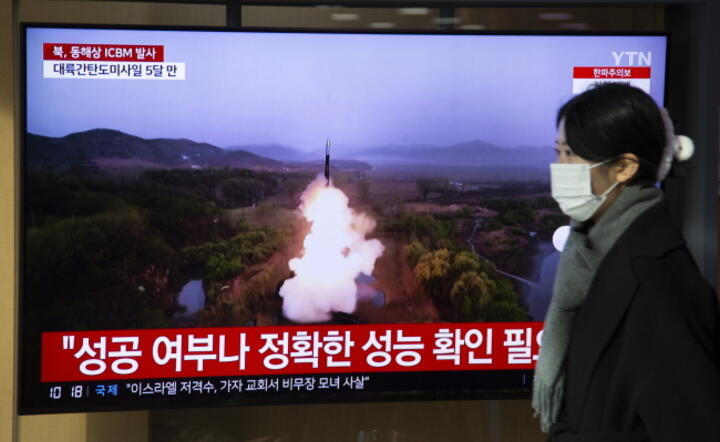 Kobieta ogląda wiadomości na stacji w Seulu, Korea Południowa, 18 grudnia 2023 r. / autor: PAP/EPA/JEON HEON-KYUN