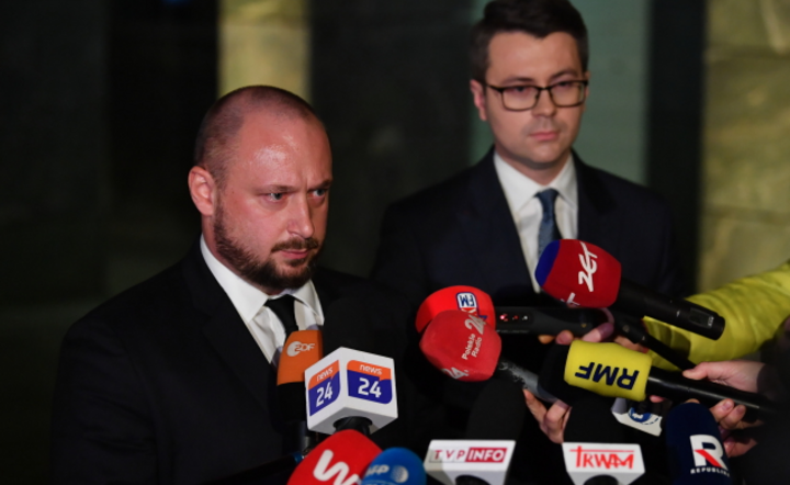 Szef Biura Bezpieczeństwa Narodowego Jacek Siewiera i rzecznik rządu Piotr Mueller.  / autor: PAP/Radek Pietruszka