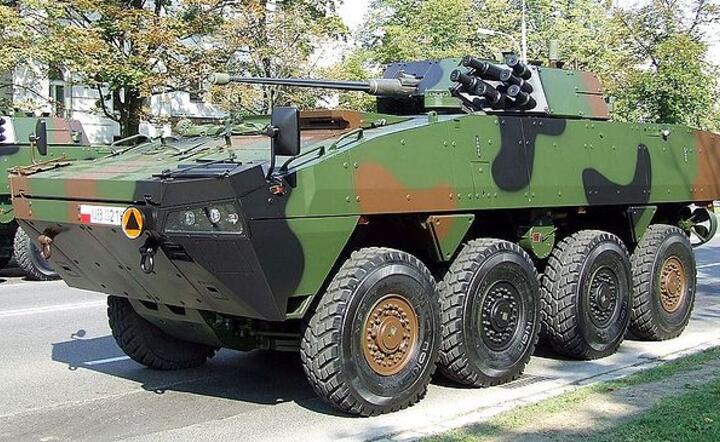 Transporter opancerzony Rosomak na defiladzie w Warszawie, By Hiuppo - Praca własna, CC BY 3.0, https://commons.wikimedia.org/w/index.php?curid=2567655