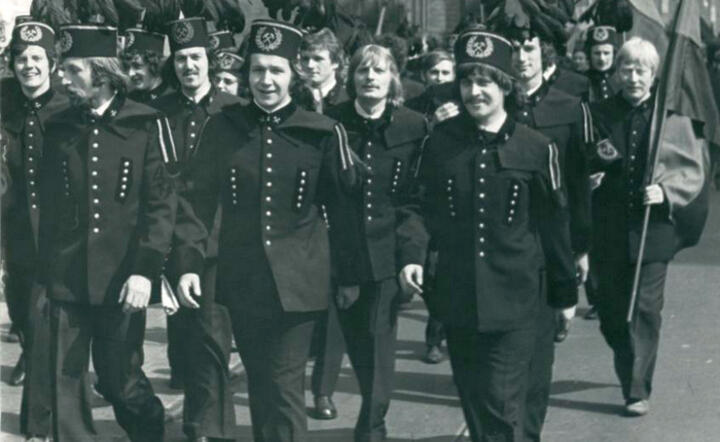  Z czasów dawnej świetności górnikom w szafach zostały jedynie galowe mundury oraz kolorowe pióropusze i trochę nadziei. Jak długo jeszcze? fot. www.pryzmat.pwr.edu.pl