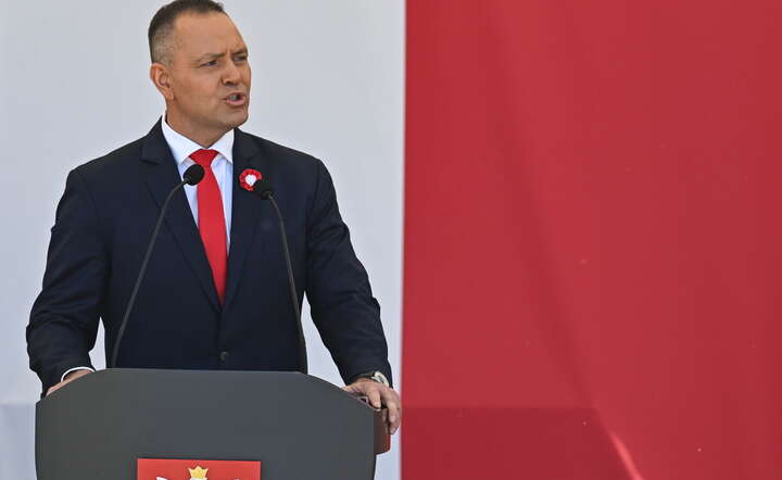 Prezydent Karol Nawrocki przemawia podczas uroczystości na Placu Zamkowym w Warszawie / autor: PAP/Radek Pietruszka
