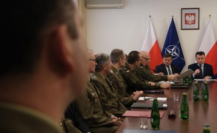 Minister obrony narodowej Mariusz Błaszczak (P), wiceminister obrony narodowej Wojciech Skurkiewicz (2P) podczas odprawy z dyrektorami szpitali wojskowych oraz przedstawicielami wojskowych placówek higieny i epidemiologii.  / autor: PAP/Mateusz Marek