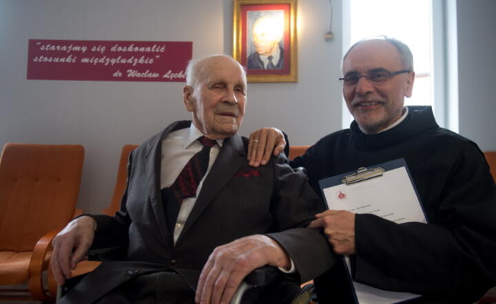 Darczyńca Łódzkiego Centrum Medycznego, dr Wacław Łęcki oraz przeor Konwentu Bonifratrów w Łodzi, brat Franciszek Salezy Chmiel OH, fot. PAP/Grzegorz Michałowski
