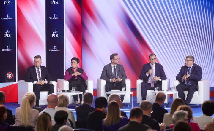 Politycy PiS, od lewej: Mariusz Błaszczak, Beata Szydło, Waldemar Buda, Mateusz Morawiecki i Zbigniew Kuźmiuk podczas konwencji / autor: PAP / Rafał Guz