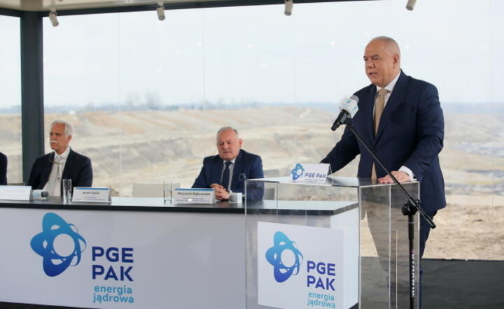 Wicepremier, minister aktywów państwowych Jacek Sasin (P), przewodniczący Rady Nadzorczej ZE PAK S.A. Zygmunt Solorz-Żak (L) oraz Prezes PGE Wojciech Dąbrowski (2P) podczas konferencji prasowej.  / autor: PAP/Tomasz Wojtasik