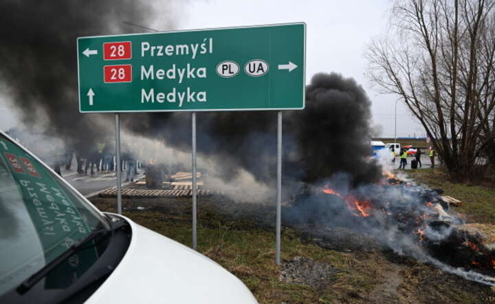 Protest rolników na drodze krajowej nr 28 przed polsko-ukraińskim przejściem granicznym w Medyce, 9 bm. Rolnicy blokują drogi w całym kraju. Akcja protestacyjna jest prowadzona z powodu przedłużenia do czerwca 2025 r. bezcłowego handlu towarami rolnymi z Ukrainą. / autor:  PAP/Darek Delmanowicz