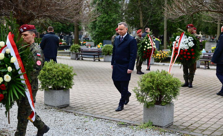 Prezydent Andrzej Duda na Cmentarzu Rakowickim w Krakowie, gdzie złożył wieńce na grobach ofiar katastrofy smoleńskiej, 10 bm. / autor: fotoserwis PAP