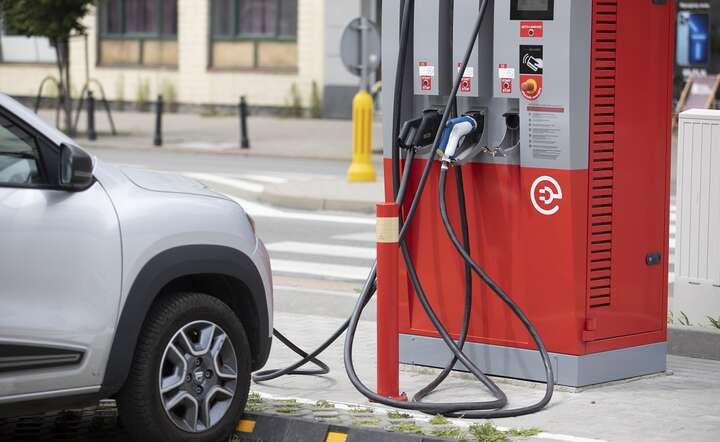 Punkt ładowania samochodów elektrycznych na stacji paliwowej Orlenu / autor: Fratria / Andrzej Wiktor