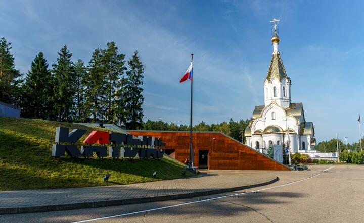 Cmentarz polskich oficeró w Katyniu jeszcze z polską flagą, zdjęcie z września 2018 r. / autor: Fratria / Andrzej Skwarczyński