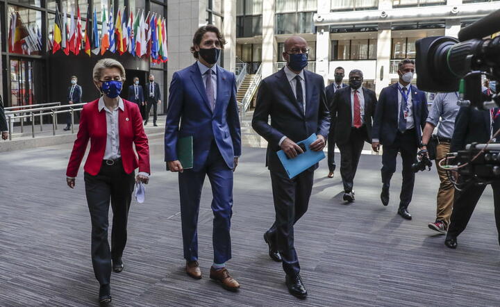 przewodnicząca KE Ursula von der Leyen, premier Kanady Justin Trudeau i szef RE Charles Michel / autor: fotoserwis PAP