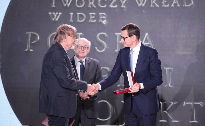 Premier wręcza nagrodę Unnarowi Heinsohnowi / autor: PAP/Wojciech Olkuśnik