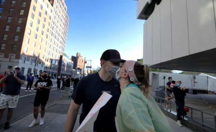 Pielęgniarka ze szpitala Lenox Health Greenwich Village Hospital ze swoim chłopakiem podczas hołdu pracownikom służby zdrowia. Nowy Jork pozostaje epicentrum epidemia koronawirusa w USA. j / autor: PAP/EPA/Peter Foley