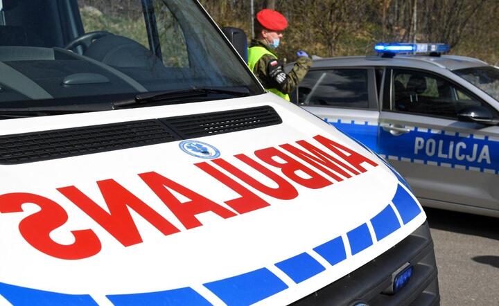 Policjanci, wspomagający ich żołnierze Żandarmerii Wojskowej oraz towarzyszący im ratownicy medyczni uczestniczą w kontrolach mającymi na celu egzekwowanie przestrzegania zakazu przemieszczania  / autor: PAP/Darek Delmanowicz