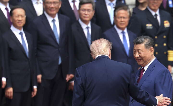 Prezydent USA Donald Trump (L) i przywódca Chin Xi Jinping w tracie ceremonii powitania w Pekinie / autor: PAP/EPA/Maxim Shemetov