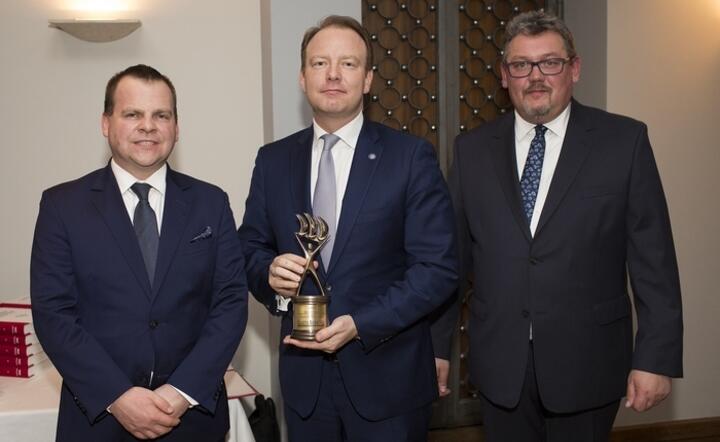 Od lewej członek zarządu wydawnictwaFratria Henryk Uzdrowski; Paweł Surówka prezes PZU; Maciej Wośko redaktor naczelny Gazety Bankowej / autor: fot. Andrzej Wiktor