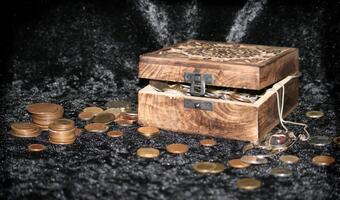 Obrączki i pierścionki wśród monet średniowiecznych z okolic Kalisza