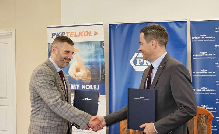 Prezes PKP SA Alan Beroud (L) i prezes PKP Polskich Linii Kolejowych Piotr Wyborski (P) przy podpisaniu umowy / autor: materiały prasowe 