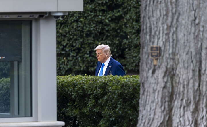 Prezydent Donald Trump w ogrodach wokół Białego Domu w Waszyngtonie / autor: PAP/EPA/SHAWN THEW 