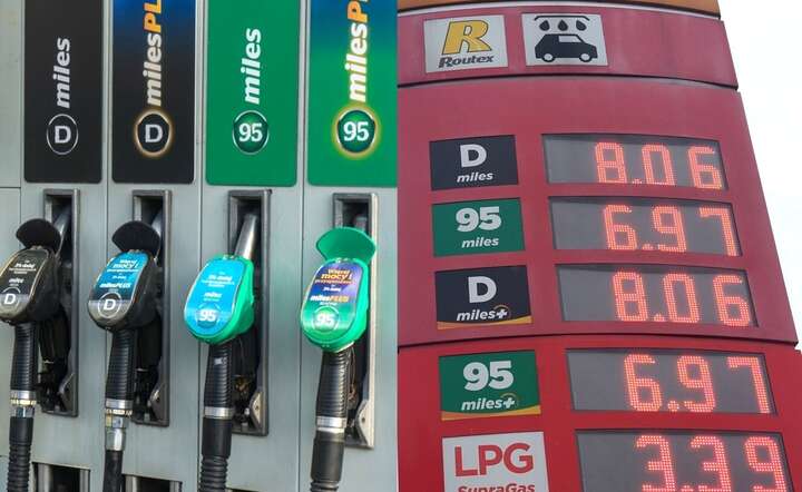  Do poniedziałku benzyna 95 będzie kosztować ok. 7 zł za litr, a diesel ponad 8 zł. Nz. pylon cenowy jednej ze stacji w stolicy w sobotę 10 października rano / autor: Fratria / KK