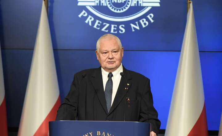Prezes NBP prof. Adam Glapiński na konferencji prasowe. ZDJĘCIE ARCHIWALNE / autor: materiały prasowe NBP